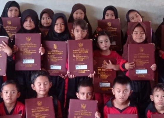 Sesi Foto Bersama siswa SDN 4 Ketapang dengan Rapornya masing masing Jumat 23 Desember 2022