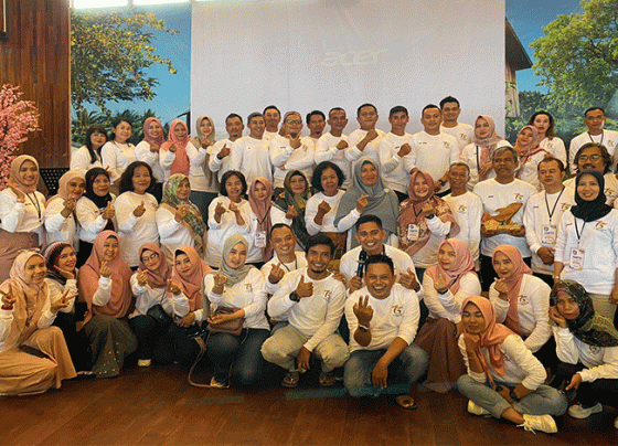 Sesi foto bersama reuni alumni SMAN 2 Sampit angkatan 15 tahun kelulusan 2002.