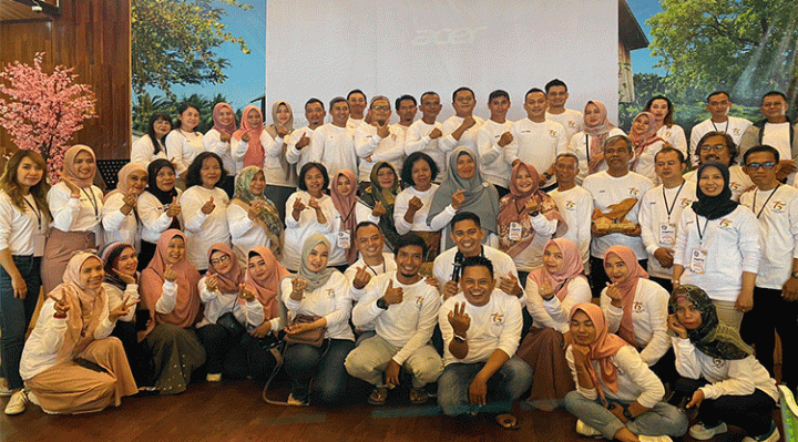 Sesi foto bersama reuni alumni SMAN 2 Sampit angkatan 15 tahun kelulusan 2002.