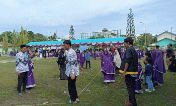 Siswa SD IT Asiah bersiap saat lomba tarik tambang dipandu para guru Sabtu 17 Desember 2022.