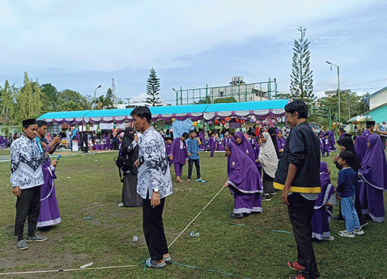 Siswa SD IT Asiah bersiap saat lomba tarik tambang dipandu para guru Sabtu 17 Desember 2022.