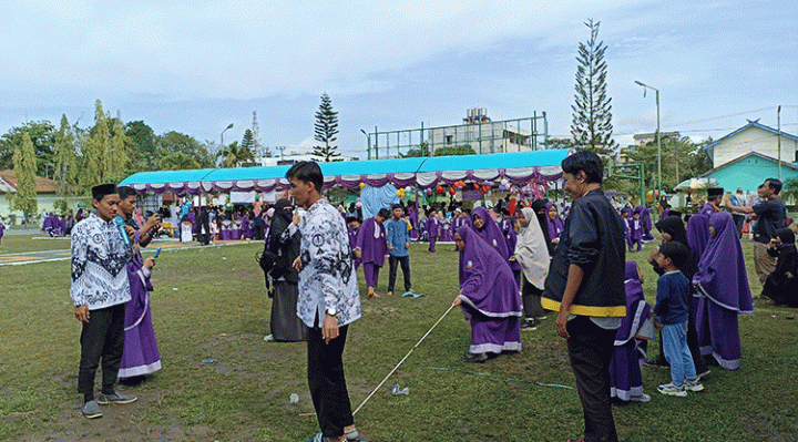 Siswa SD IT Asiah bersiap saat lomba tarik tambang dipandu para guru Sabtu 17 Desember 2022.