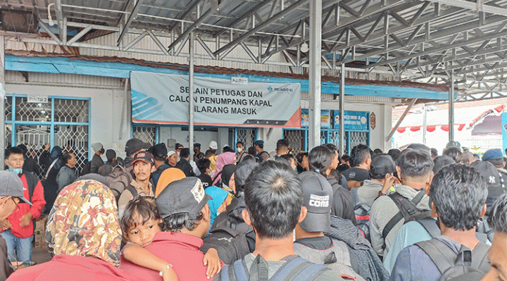 Suasana Antrean Calon Penumpanb KM Kelimutu pukul 14.00 WIB Senin 26 Desember 2022.