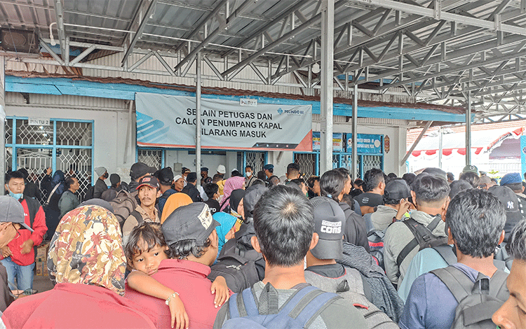 Calon Penumpang KM Kelimutu Sudah Antre 2 Jam Sebelum Keberangkatan
