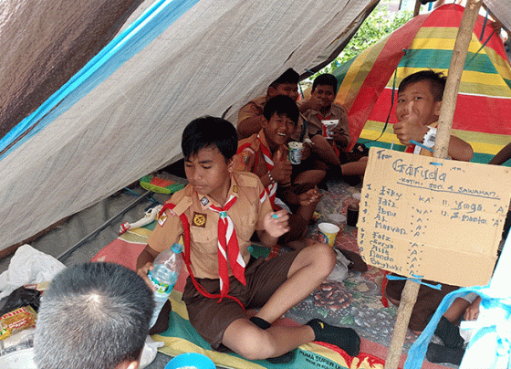 Suasana Kemah Pentas Kelas SDN 4 Sawahan yang sedang menyantap hidangan yang mereka masak di tenda Rabu 21 Desember 2022.