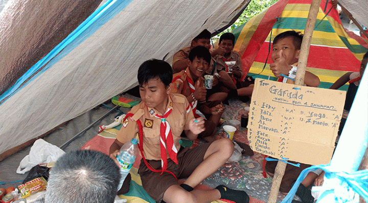 Suasana Kemah Pentas Kelas SDN 4 Sawahan yang sedang menyantap hidangan yang mereka masak di tenda Rabu 21 Desember 2022.