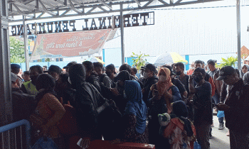 Suasana antrean calon penumpang KM Kelimutu di Terminal Pelabuhan Kota Sampit Senin 26 Desember 2022.