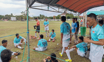 Suasana bench pemain salah satu tim pada jeda babak salah satu pertandingan MHU Cup Jilid II di Lapangan Sepak Bola Bagendang Kamis 22 Desember 2022.