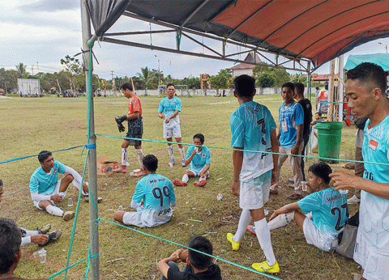 Suasana bench pemain salah satu tim pada jeda babak salah satu pertandingan MHU Cup Jilid II di Lapangan Sepak Bola Bagendang Kamis 22 Desember 2022.