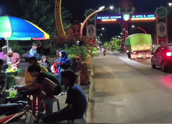 Suasana di Terowongan Mentaya di Sampit pada malam hari.