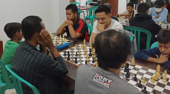 Suasana kompetisi catur yang diadakan Percasi Kotim di Sekretariat KONI Kotim Jumat 2 Desember 2022 1