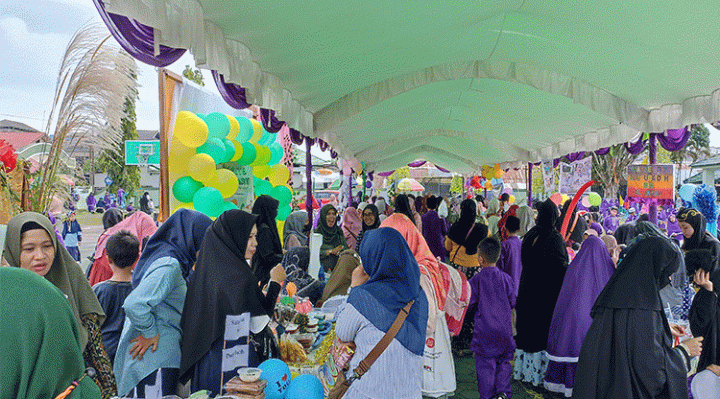 Suasana pagelaran Market Day Yayasan Pendidikan SD IT Asiah Sampit di Lapangan Markas Kodim 1015 Sampit Sabtu 17 Desember 2022.