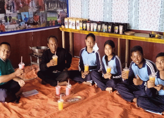 Suasana pembelajaran wirausaha crystal jus mangga dengan dibimbing Mbah Surif berbaju hitam Kamis 22 Desember 2022.