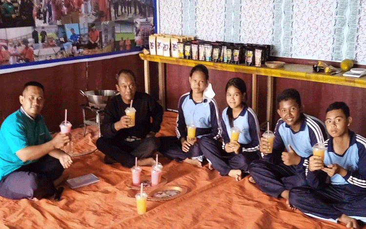 Siswa SMPN 8 Sampit Pelajari Wirausaha Crystal Jus Mangga