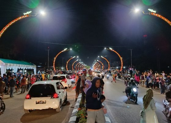 Suasana penyalaan perdana Terowongan Nur Mentaya di Jalan Tjilik Riwut Sampit Kotawaringin Timur dipadati masyarakat