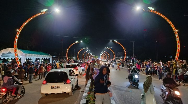 Suasana penyalaan perdana Terowongan Nur Mentaya di Jalan Tjilik Riwut Sampit Kotawaringin Timur dipadati masyarakat