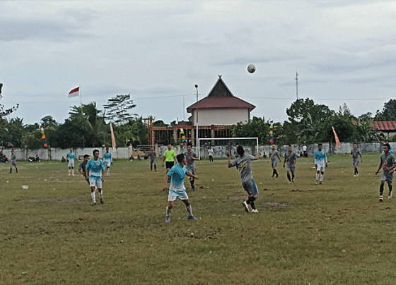Suasana pertandingan MHU Cup Jilid II di Lapangan Sepak Bola Bagendang Kamis sore 22 Desember 2022.