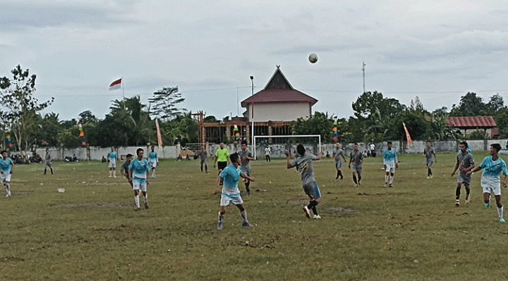 Suasana pertandingan MHU Cup Jilid II di Lapangan Sepak Bola Bagendang Kamis sore 22 Desember 2022.