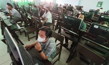 Suasana tes dengan CAT rekrutmen PPK di ruang laboratorium komputer SMP Negeri 1 Sampit Kamis 812