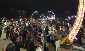 Terlihat ratusan masyarakat Padati Jalan Tjilik Riwut depan Puskesmas Baamang II