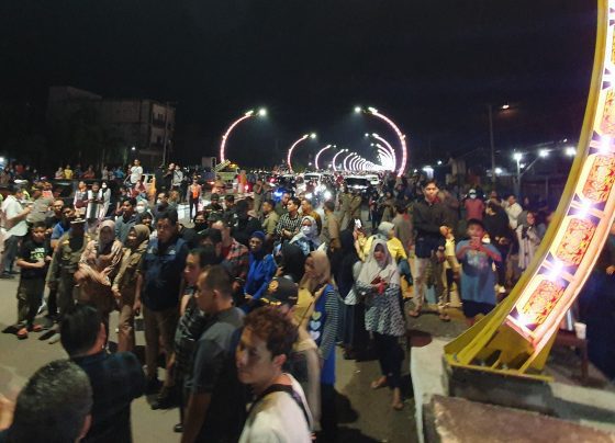 Terlihat ratusan masyarakat Padati Jalan Tjilik Riwut depan Puskesmas Baamang II