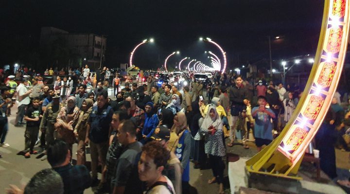 Terlihat ratusan masyarakat Padati Jalan Tjilik Riwut depan Puskesmas Baamang II