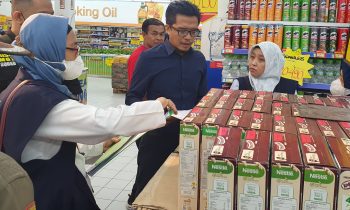 Tim Gabungan Pengawasan Keamanan Pangan saat sidak di salah satu supermarket Kamis 29 Desember 2022.