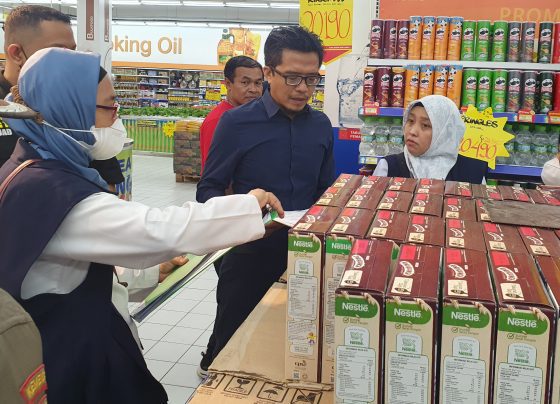 Tim Gabungan Pengawasan Keamanan Pangan saat sidak di salah satu supermarket Kamis 29 Desember 2022.