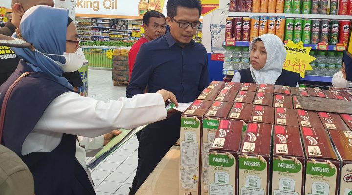 Tim Gabungan Pengawasan Keamanan Pangan saat sidak di salah satu supermarket Kamis 29 Desember 2022.