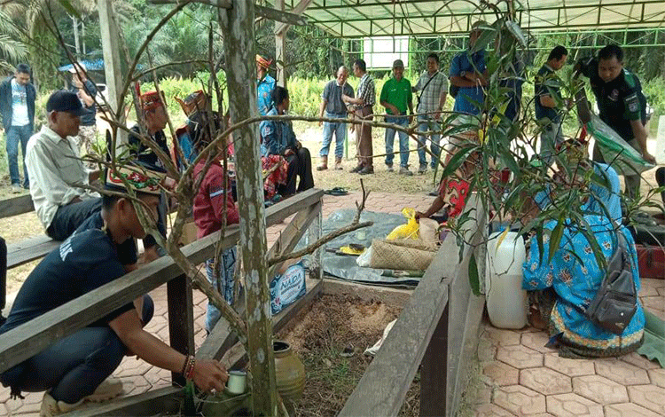 PT GCM Bersama Tokoh Desa Semantun Gelar Ritual Adat Tulak Bala