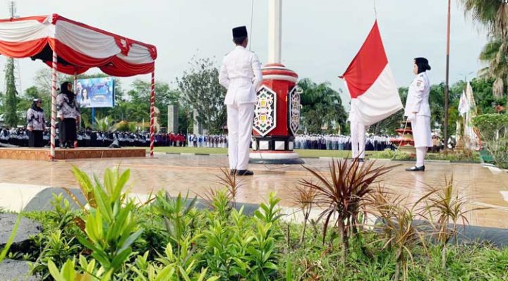 Upacara peringatan HUT PGRI dan HGN di halaman kantor Pemerintah Kabupaten Kotim.