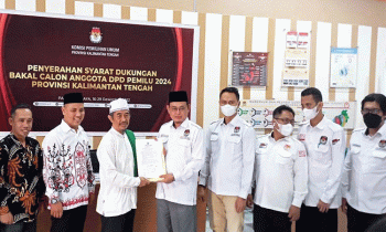Ustaz Amanto Serahkan Dokumen Dukungan Balon DPD ke KPU Kalteng