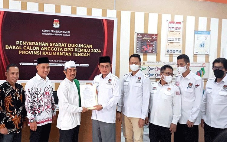 Ustaz Amanto Serahkan Dokumen Dukungan Balon DPD ke KPU Kalteng