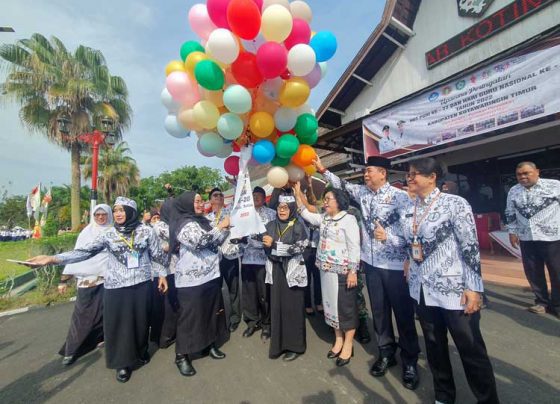 Wakil Bupati Kotim Irawati bersama pengurus PGRI Kotim melepas balon berselendang bagi yang bisa menemukan benda itu dijanjikan hadiah jutaan rupiah.