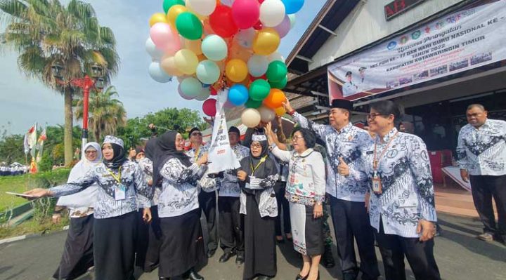 Wakil Bupati Kotim Irawati bersama pengurus PGRI Kotim melepas balon berselendang bagi yang bisa menemukan benda itu dijanjikan hadiah jutaan rupiah.