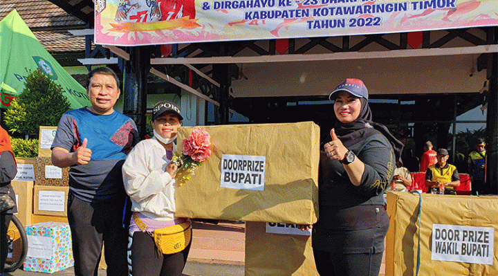 Wakil Bupati Kotim Irawati didampingi Sekda Kotim Fajurrahman menyerahkan hadiah kepada peserta senam Jumat 9 Desember 2022.