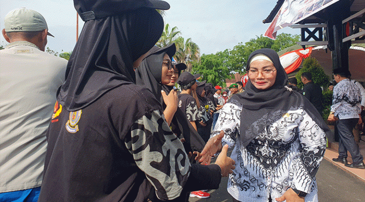 Wakil Bupati Kotim Irawati memberikan semangat kepada para tim drum band.