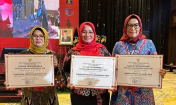 Wakil Bupati Kotim Irawati tengah saat menerima penghargaan oleh Kemenkumham Republik Indonesia di Jakarta Senin 12 Desember 2022