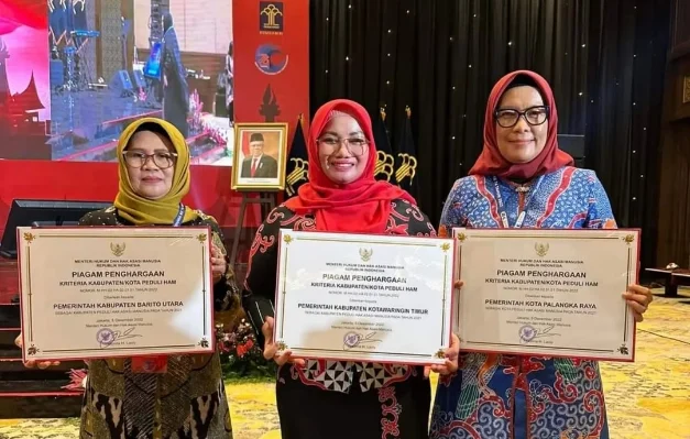 Wakil Bupati Kotim Irawati tengah saat menerima penghargaan oleh Kemenkumham Republik Indonesia di Jakarta Senin 12 Desember 2022