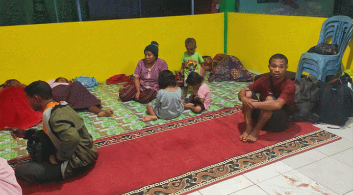 Warga asal NTT sementara ditampung di aula Kelurahan Bukit Tunggal Selasa 20 Desember 2022.