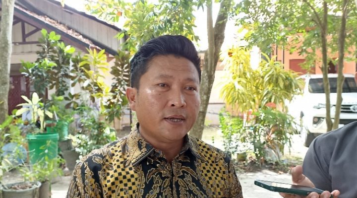 Anggota DPRD Kotim Komisi III Dadang H Syamsu saat diwawancara wartawan. 1