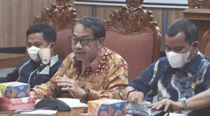 Anggota DPRD Kotim Komisi IV Handoyo J. Wibowo tengah memaparkan pandangannya pada rapat legislasi