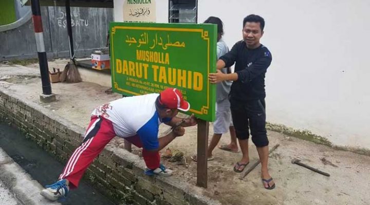 Anggota DPRD Kotim Riskon Fabiansyah baju hitam tak segan langsung turun berpartisipasi bersama masyarakat lainnya dalam Persiapan MB Ketapang yang menjadi Barometer untuk Penilaian Adipura Kotim