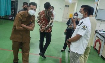 Anggota DPRD Kotim Riskon Fabiansyah baju putih di RSUD Murjani yang mana pihaknya menyambut baik kebijakan pelayanan kesehatan cukup dengan KTP saja.