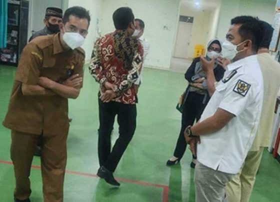 Anggota DPRD Kotim Riskon Fabiansyah baju putih di RSUD Murjani yang mana pihaknya menyambut baik kebijakan pelayanan kesehatan cukup dengan KTP saja.