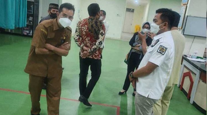 Anggota DPRD Kotim Riskon Fabiansyah baju putih di RSUD Murjani yang mana pihaknya menyambut baik kebijakan pelayanan kesehatan cukup dengan KTP saja.