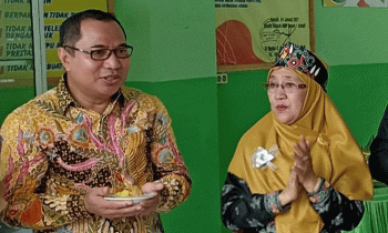 Anggota DPRD Kotim Sanidin dan Kepala SMPN 1 Sampit Maspa Puluhulawa