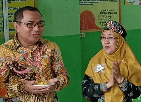 Anggota DPRD Kotim Sanidin dan Kepala SMPN 1 Sampit Maspa Puluhulawa