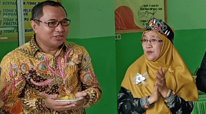 Anggota DPRD Kotim Sanidin dan Kepala SMPN 1 Sampit Maspa Puluhulawa