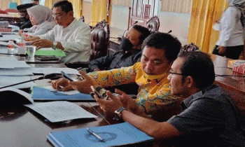 Anggota Komisi III DPRD Kotim Riskon Fabiansyah batik kuning saat rapat di DPRD beberapa waktu lalu.